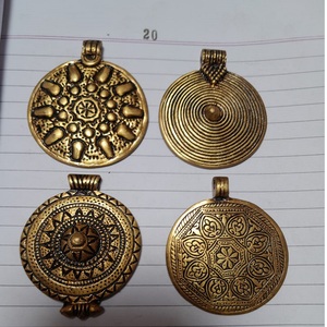 Pendentifs en laiton gravés à la main sur mesure, idéaux pour les créateurs de bijoux à revendre - Product Image 1