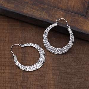 Elegantes Pendientes de Aro Texturizados Estilo Boho, Pendientes de Latón Boho para Mujer, Acabado Plateado Oxidado, Aro Tribal en Forma de Media Luna para Venta al por Mayor/OEM/ODM - Product Image 5