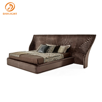 Lit capitonné de luxe à texture ondulée/dune de sable 3D en velours marron mocha, lit plateforme haut de gamme avec tête de lit incurvée, style hôtel boutique