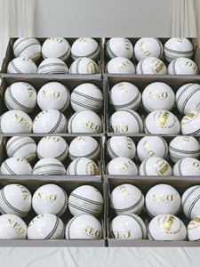 ลูกคริกเก็ตมาฮาเพลย์ ลีกพิเศษ คุณภาพเยี่ยม ผลิตจากหนังแท้เย็บสองชั้น ปรับแต่งสีแดงได้ โครงสร้าง 4 ชิ้น สำหรับกีฬา - Product Image 4