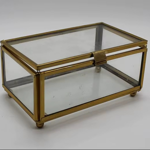 Boîte à bijoux en laiton et verre antique avec cadre décoratif, parfaite pour le stockage de bijoux, événements spéciaux et cadeaux - Product Image 1