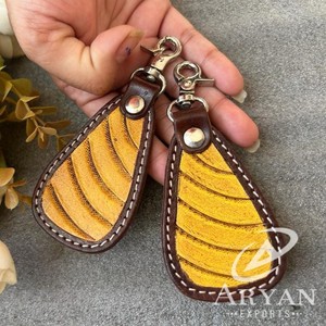 พวงกุญแจหนังวัวแท้สำหรับทุกเพศงานแกะสลักด้วยมือรูปทรงแปลกใหม่และคาราบิเนอร์ - Product Image 1