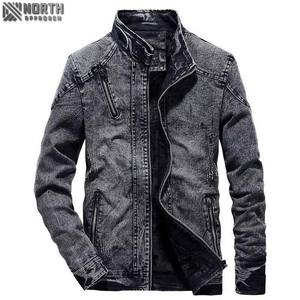 Veste en jean pour homme avec patchwork en cuir Pu Veste de motard avec capuche détachable Veste en jean avec plusieurs poches - Product Image 1