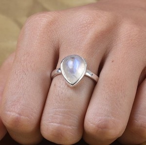 Rainbow Moonstone Bague de mariage en argent sterling 925 Bijoux de style classique avec cadre de lunette pour la mariée pour les fêtes d'anniversaire - Product Image 3