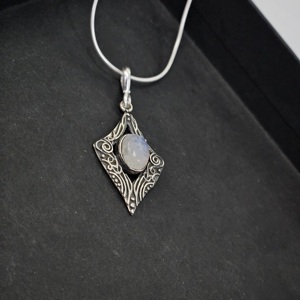 Pendentif ovale arc-en-ciel oxydé en argent de style religieux pour femmes breloques religieuses fines - Product Image 3