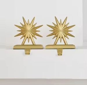 Estatuilla de Metal dorado de muñeco de nieve bellamente elaborada diseñada para decoración navideña, regalos de vacaciones y decoración de invierno de temporada - Product Image 2