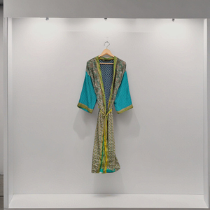 Kimono de seda pura para mujer, bata de baño de Material hecha a mano de satén con estampado geométrico Beige para Spa Resort, ropa frontal - Product Image 5