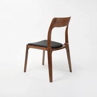 Chaise de salle à manger en chêne massif moderne du milieu du siècle avec siège en cuir, design empilable pour la maison, le bureau, le restaurant ou l'hôtel