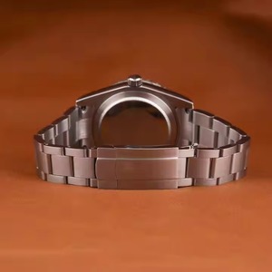 Montre en diamant Moissanite unisexe de haute qualité VVS Unique cadran analogique rouge élégant bande en acier inoxydable de qualité supérieure résistante à l'eau - Product Image 4