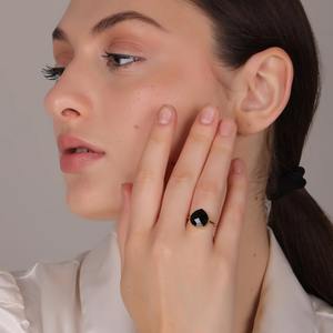 Anillo de compromiso de boda con corazón de ónix negro de calidad de exportación chapado en oro de 18 quilates con color personalizado disponible para la venta desde India - Product Image 2