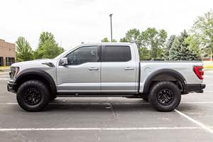 F-150 Raptor R 2023, Motor V8 Supercargado de 700 hp, Tracción en las Cuatro Ruedas, Paquete de Techo Corredizo y Puerta Trasera, Mayormente sin Modificaciones - Product Image 3