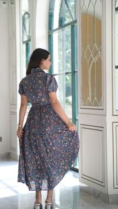 เดรสยาวปานกลางลายดอกไม้พิมพ์มือสีสันสดใส คอวี ติดกระดุม ลายเรียบ สไตล์ทางการ เหมาะสำหรับใส่ไปเที่ยวทะเล - Product Image 4