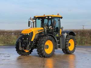 Tractores J.C.B Fastrac 4220 usados a bajo precio, equipo diseñado para largas jornadas de trabajo en sitios de construcción y agrícolas. - Product Image 2