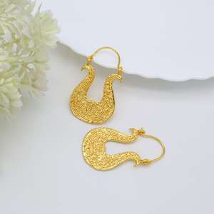 2024 nueva venta al por mayor 18K chapado en oro latón geométrico en relieve en forma de U diseñador aro bohemio pendientes mujeres perla flor - Product Image 3