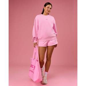 กางเกงขาสั้นกีฬา We Rise Pink Rose ประดับเพชรสำหรับผู้หญิง - Product Image 4