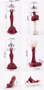 Présentoir à bijoux de style robe rouge avec un design élégant, parfait pour exposer des colliers, des bracelets et des boucles d'oreilles dans la décoration de la maison ou du magasin - Product Image 3
