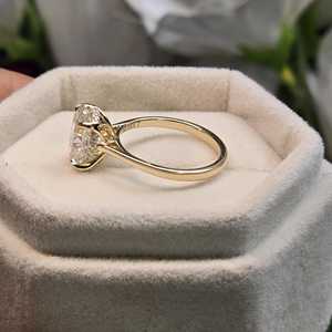 Anillos de compromiso y aniversario de lujo de oro rosa de 14K con 5 filas de moissanita cultivada en laboratorio, estilo hip hop, que pasan la prueba del diamante. - Product Image 3