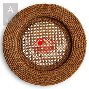 Assiette de présentation spirale faite à la main, style classique, idéale pour la table à manger - Design en cannage - Product Image 5