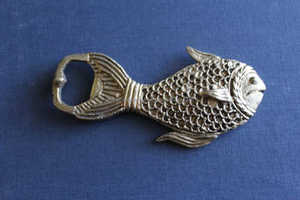 Mini abrebotellas de bolsillo de latón en acabado plateado con diseño vintage perfecto para cerveza, vino y elegante suministro de bodas - Product Image 4