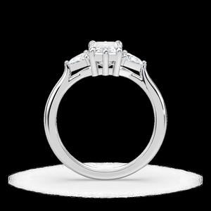 Anillo de Compromiso de Tres Piedras con Diamante Cultivado en Laboratorio de Corte Esmeralda de 2.50 CTW, Certificado IGI, Oro Sólido de 14K - Product Image 2