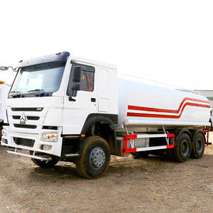 Camion-citerne à carburant diesel Sinotruk d'occasion 4x2 avec réservoir en acier - Product Image 1