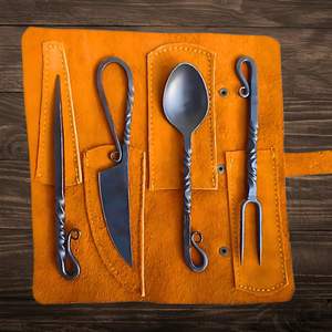 Ensemble de couverts vikings forgés à la main de haute qualité, 4 pièces (fourchette, cuillère, couteau), légers et portables, couverts médiévaux avec étui en cuir pour le camping - Product Image 1