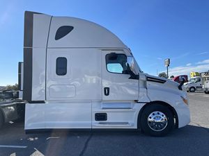 Camion Freightliner Cascadia Conventional Sleeper d'occasion 2026, moteur diesel 10 cylindres, transmission automatique, transmission 6x4, caméra de recul 360° - Product Image 5