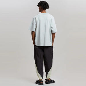 เสื้อยืดทรงบ็อกซี่ 195 GSM ผ้าฝ้ายผสมโพลีเอสเตอร์ น้ำหนักเบา ระบายอากาศดี เหมาะสำหรับฤดูร้อน สไตล์ลำลอง สตรีทแวร์ รับผลิตแบบ OEM แบรนด์ส่วนตัว โรงงานผู้ผลิต - Product Image 3