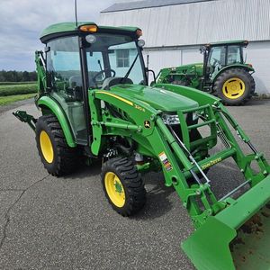 Tracteur agricole neuf John Deere 3039R 2024 avec cabine climatisée d'usine, rétrocaveuse modèle 375A et chargeur 320R, pour petite exploitation agricole, à vendre. - Product Image 1
