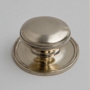 Bouton de porte rond en nickel poli CrownKnob Royal Arc, esthétique moderne et élégante avec des détails luxueux pour des intérieurs haut de gamme - Product Image 1