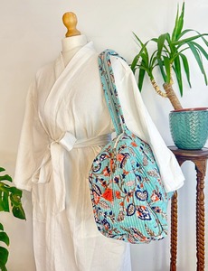 Sac de sport et de voyage matelassé en coton, bleu ciel et orange, avec motif floral imprimé à la main, écologique, durable et robuste, idéal pour le yoga - Product Image 4