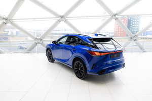 LEXUS RX 500h 2.4L 4 cilindri ibrida a benzina 373 CV Trazione integrale 4x4 Euro 6 Cambio automatico Guida a sinistra Usato 2024 - Product Image 4