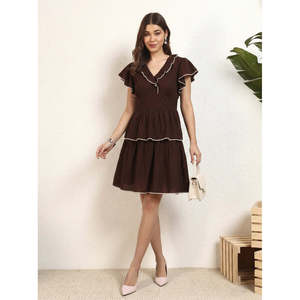Vestido de Mujer Marrón de Rayón con Cuello en V, Volantes y Capas - Product Image 1