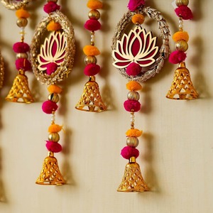 Mini suspension en MDF décoratif. Lotus et pompon suspendus avec des cloches. Pour les festivals indiens, Ganpati pooja, Navratri, Deepawali, Party - Product Image 4