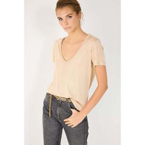 เสื้อยืดคอวีแบบเรียบหรู - Product Image 1