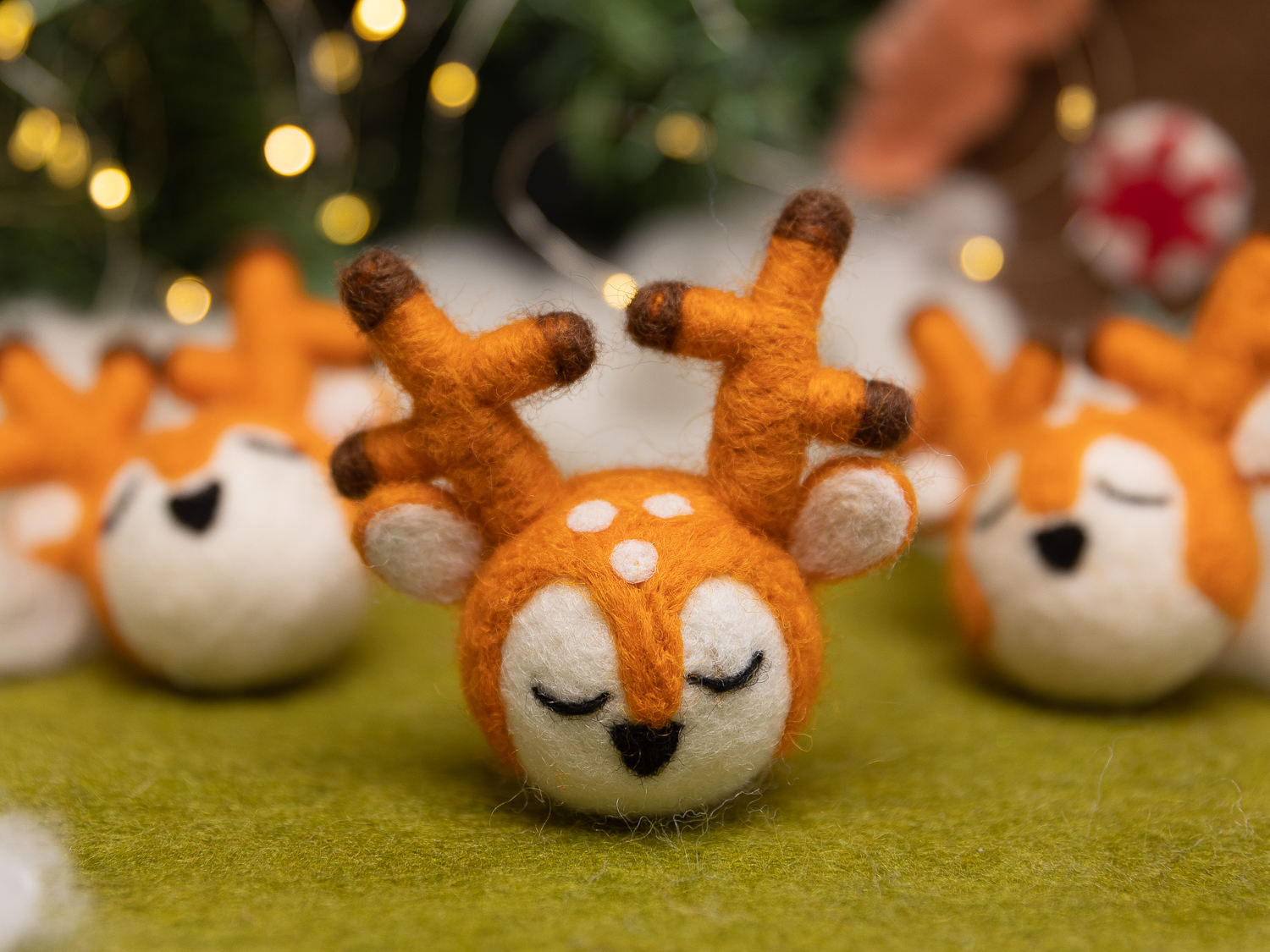 หัวกวางทำจากผ้าขนสัตว์สำหรับประดับต้นคริสต์มาส