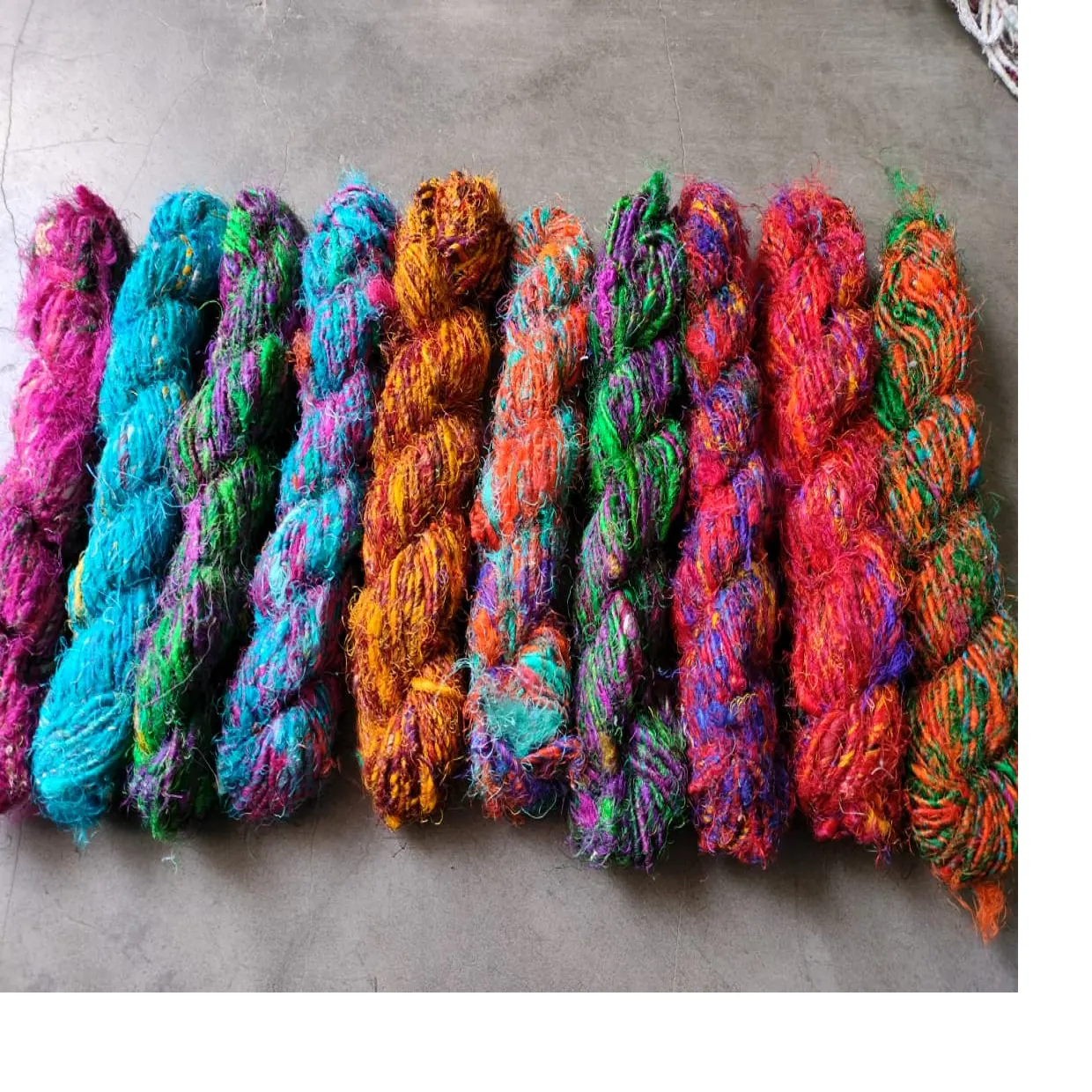 Hilos de seda multicolores hechos a medida, hechos de seda reciclada, disponibles en varios colores