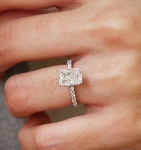 Bague solitaire moderne de 2.95 carats avec design de halo caché fait à la main et bande d'éternité élégante pour femme - Product Image 1