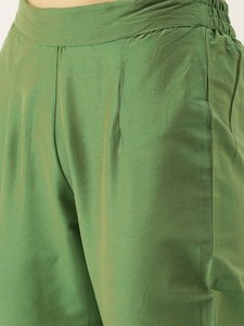 Kurta para Mujer, Verde, con Bordado de Espejo, Cuello Mandarín, Silueta Recta, Pantalones y Dupatta, Tela de Poliéster Tejida a Máquina - Product Image 4