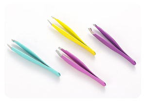 Pinzas ergonómicas de acero inoxidable con asas de agarre suave para un control sin esfuerzo durante las sesiones de modelado de cejas. - Product Image 6