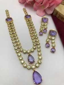 Ensemble de collier Kundan de qualité supérieure pour femmes bijoux ethniques cloutés en pierre idéal pour les vêtements décontractés, les fonctions de fête et les looks de fête - Product Image 3