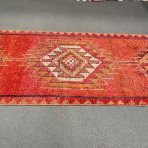Alfombra Turca de 3.3x12.4 pies, Alfombra Vintage, Alfombra de Lana con Diseño Floral Rojo - Product Image 5