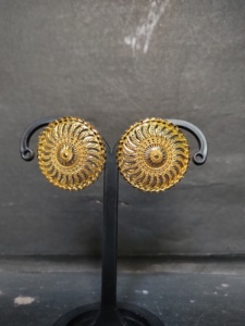 Boucles d'oreilles de qualité supérieure serties de boucles d'oreilles en plaqué or 22CT de conception traditionnelle bijoux pour femmes portées par les exportateurs - Product Image 3