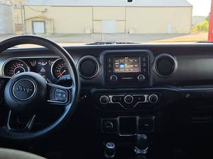 Nettoyer d'occasion 2018 Wrangler Sport 2dr SUV 4WD (3.6L 6cyl 8A) - Product Image 6