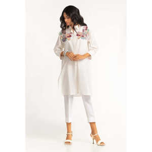 Camisa de malla de algodón teñida y bordada en color blanco roto y pantalón de manga tres cuartos - Product Image 4