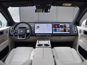 SUV Eléctrico de Lujo 2024 Usado, 4x4, 5 Plazas, con Autonomía de 201-300 km y Batería de 50-70 kWh - Product Image 4