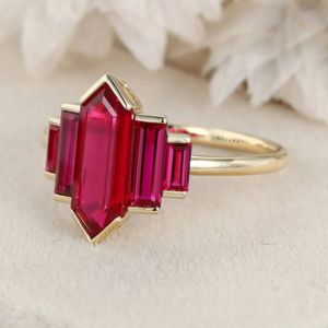 แหวนหมั้นสไตล์อาร์ตเดคโคสไตล์ทำมือสไตล์เบเกอร์ตัวเรือนทับทิมตัดเป็นรูปหกเหลี่ยมสำหรับใช้ในห้องแล็บสีเหลืองทอง - Product Image 3