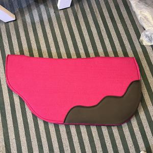 Tapis de selle d'équitation en feutre de laine écologique, profilé, pour dressage, avec doublure en tissu, durable, couleur et logo personnalisables - Product Image 1