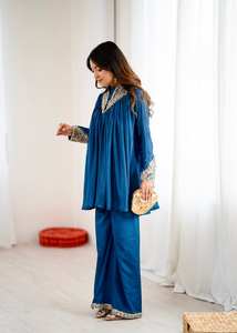 Conjunto elegante de dos piezas Incluye una parte superior bien ajustada y un fondo grueso de Chinon coordinado con trabajo de secuencia de bordado - Product Image 4