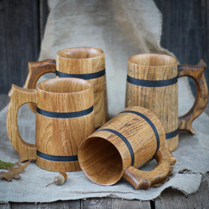 Chope à bière en bois naturel poli de taille personnalisée avec poignée pour les tables de décoration de fête. - Product Image 5